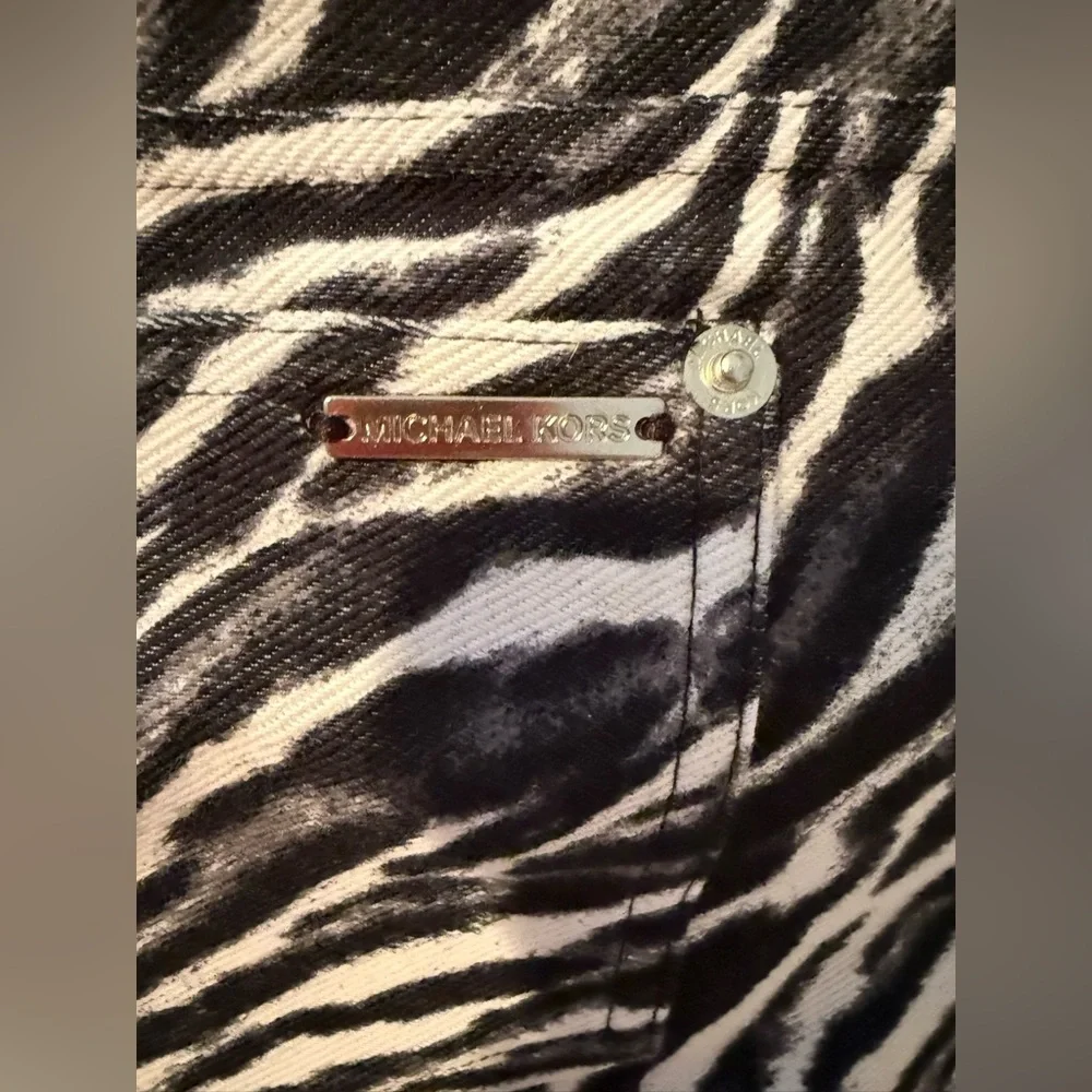 Michael Kors Black and White Patterned Leggings with pockets Stylish and Elegant